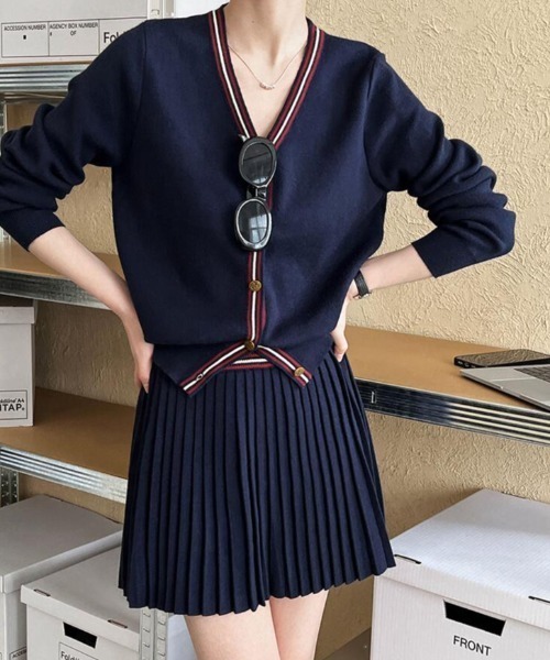 セール】ボーダーラインアクセントの V ネックカーディガンとプリーツ