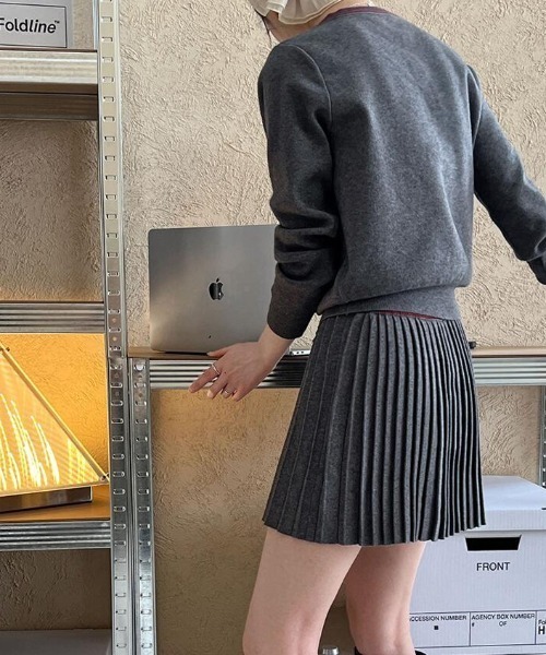 セール】ボーダーラインアクセントの V ネックカーディガンとプリーツ