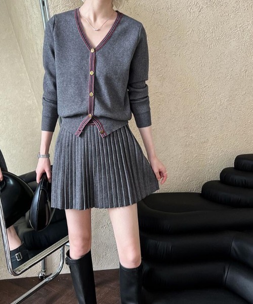 セール】ボーダーラインアクセントの V ネックカーディガンとプリーツ