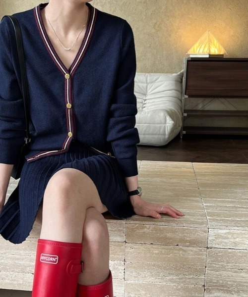 セール】ボーダーラインアクセントの V ネックカーディガンとプリーツ