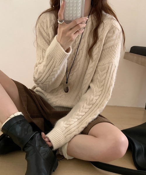 LAFFMO(ラフモ)の「クルーネックケーブル編みニット(ニット/セーター・レディース・グリーン/ピンク/ボルドー/ダークグレー/ベージュ/ダークブルー/パープル/オレンジ/ネイビー/ブラック/ライトブルー/ピンク系その他/ブルー・F)」の17枚目の写真