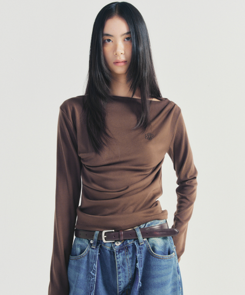 NICK&NICOLE(ニックアンドニコール)の「SHIRRING DRAPE BOAT NECK TOP_BROWN(Tシャツ/カットソー・レディース・その他・FREE)」の1枚目の写真