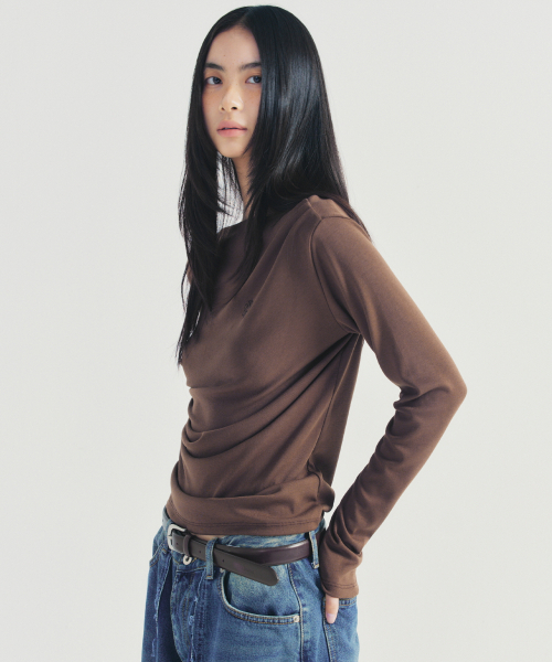 NICK&NICOLE(ニックアンドニコール)の「SHIRRING DRAPE BOAT NECK TOP_BROWN(Tシャツ/カットソー・レディース・その他・FREE)」の2枚目の写真