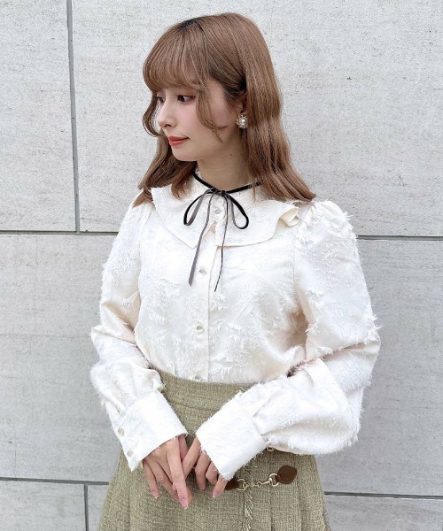 F i.n.t(フィント)の「リボン付きカットジャガードフリルブラウス/fint フィント(シャツ/ブラウス・レディース・オフホワイト/アイボリー・FREE)」の1枚目の写真