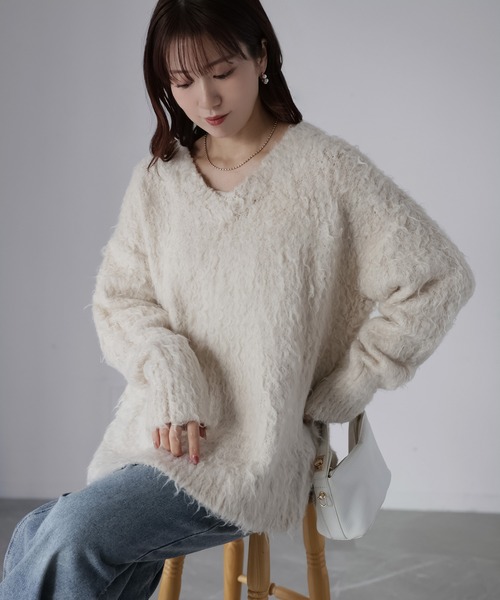 Riberry(リベリー)の「Vネックブークレ起毛ニット(ニット/セーター・レディース・グレイッシュベージュ/サックスブルー/アイボリー・FREE)」の1枚目の写真