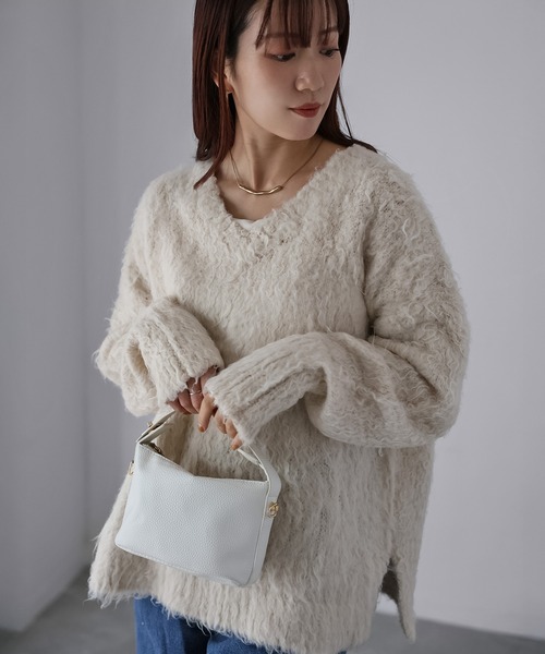 Riberry(リベリー)の「Vネックブークレ起毛ニット(ニット/セーター・レディース・グレイッシュベージュ/サックスブルー/アイボリー・FREE)」の4枚目の写真