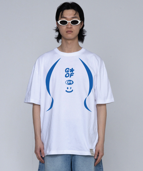 GRAVER（グレーバー）の「[ユニセックス]3ロゴスマイルライン半袖Tシャツ_ホワイト（Tシャツ/カットソー・レディース・ホワイト・LARGE/MEDIUM/SMALL/X-LARGE）」の2枚目の写真