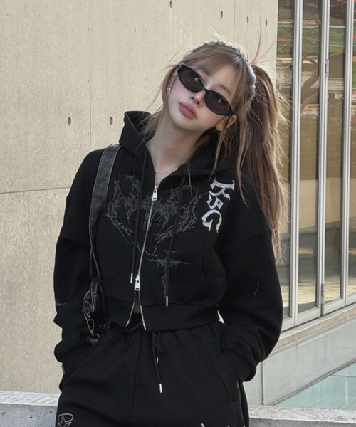 KsG（ケーエスジー）の「クロップドビジュープリントパーカー（パーカー・レディース・グレー/ブラック/ホワイト・MEDIUM/SMALL）」の3枚目の写真