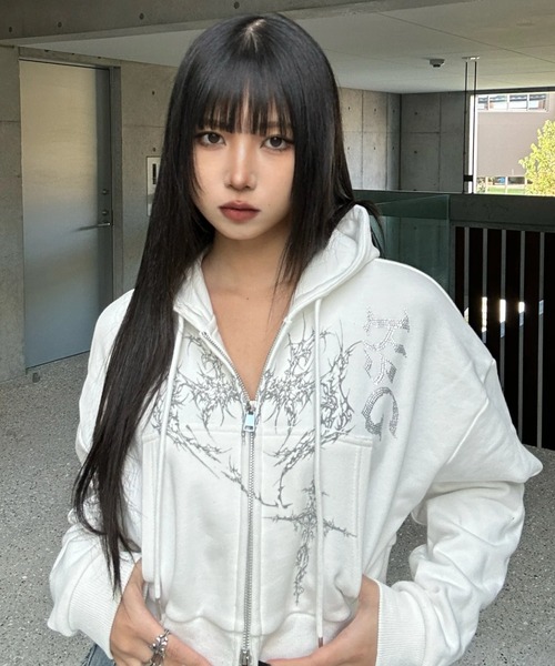 KsG（ケーエスジー）の「クロップドビジュープリントパーカー（パーカー・レディース・グレー/ブラック/ホワイト・MEDIUM/SMALL）」の4枚目の写真
