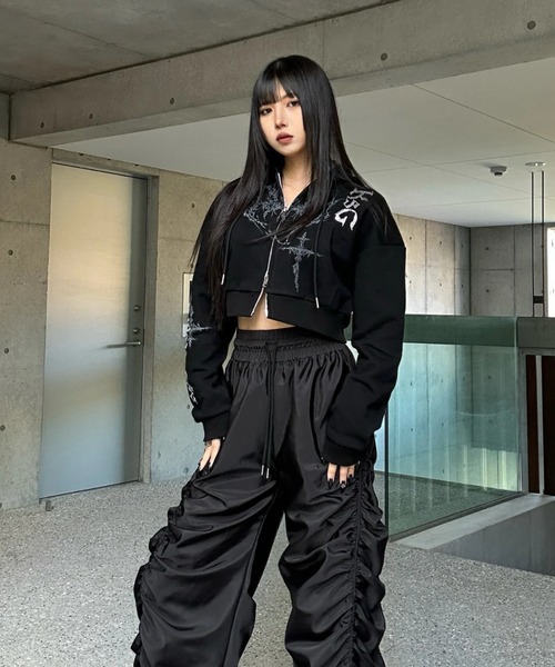 KsG（ケーエスジー）の「クロップドビジュープリントパーカー（パーカー・レディース・グレー/ブラック/ホワイト・MEDIUM/SMALL）」の7枚目の写真