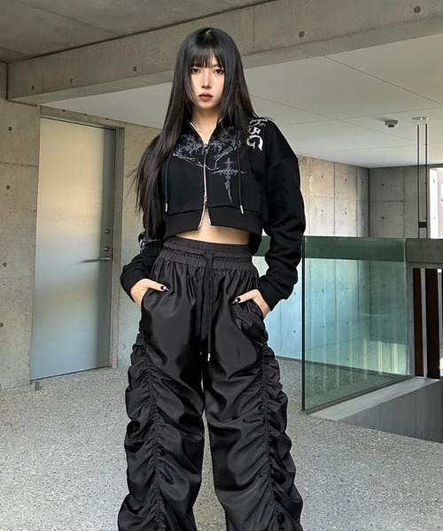 KsG（ケーエスジー）の「クロップドビジュープリントパーカー（パーカー・レディース・グレー/ブラック/ホワイト・MEDIUM/SMALL）」の8枚目の写真