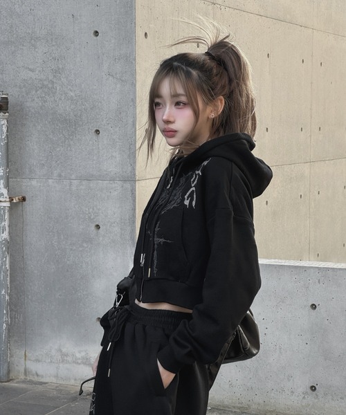 KsG（ケーエスジー）の「クロップドビジュープリントパーカー（パーカー・レディース・グレー/ブラック/ホワイト・MEDIUM/SMALL）」の12枚目の写真