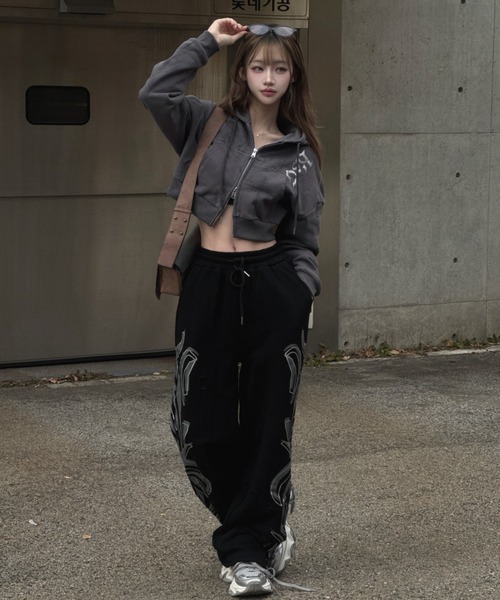 KsG（ケーエスジー）の「クロップドビジュープリントパーカー（パーカー・レディース・グレー/ブラック/ホワイト・MEDIUM/SMALL）」の20枚目の写真