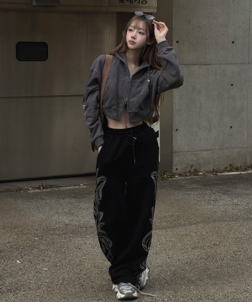 KsG（ケーエスジー）の「クロップドビジュープリントパーカー（パーカー・レディース・グレー/ブラック/ホワイト・MEDIUM/SMALL）」の21枚目の写真