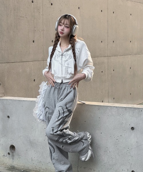 KsG（ケーエスジー）の「クロップドビジュープリントパーカー（パーカー・レディース・グレー/ブラック/ホワイト・MEDIUM/SMALL）」の17枚目の写真