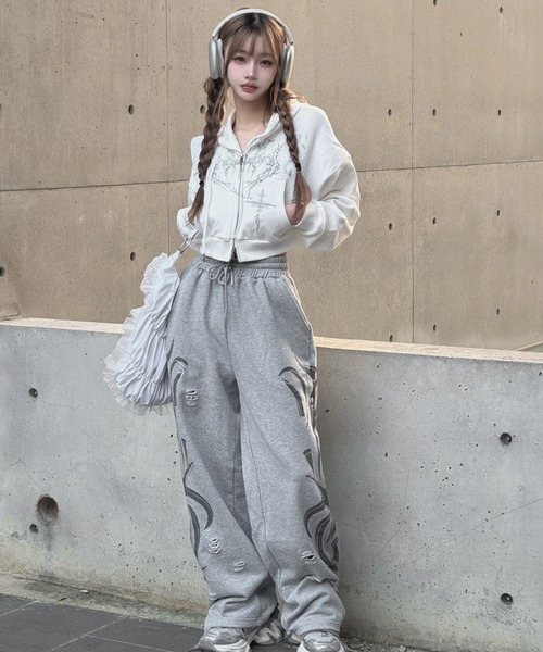 KsG（ケーエスジー）の「クロップドビジュープリントパーカー（パーカー・レディース・グレー/ブラック/ホワイト・MEDIUM/SMALL）」の16枚目の写真