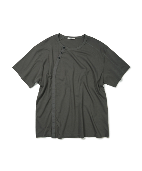ETCE(イーティーシーイー)の「CURVED HENLEY NECK TEE (CHARCOAL)(Tシャツ/カットソー・メンズ・その他・MEDIUM/LARGE/X-LARGE)」の1枚目の写真
