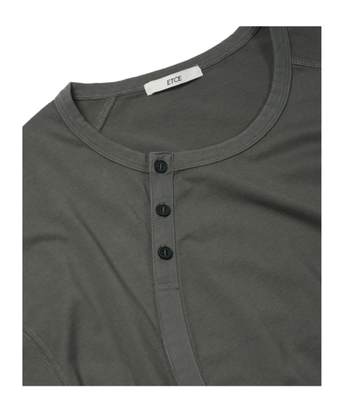 ETCE(イーティーシーイー)の「CURVED HENLEY NECK TEE (CHARCOAL)(Tシャツ/カットソー・メンズ・その他・MEDIUM/LARGE/X-LARGE)」の4枚目の写真
