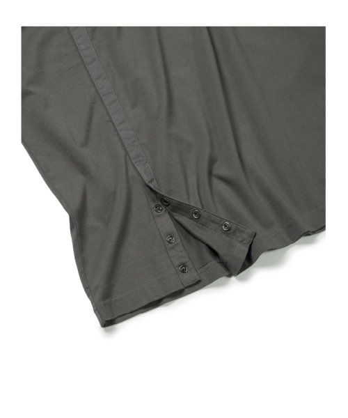 ETCE(イーティーシーイー)の「CURVED HENLEY NECK TEE (CHARCOAL)(Tシャツ/カットソー・メンズ・その他・MEDIUM/LARGE/X-LARGE)」の5枚目の写真
