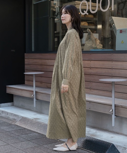 slattgir(スラットジール)の「高身長 綿100%ジャガード切替スタンドカラーマキシ丈ワンピース(トールサイズ)Essenave(ワンピース・レディース・ブラック/カーキ・T5L/T4L/T3L/TLL/TL/TM)」の4枚目の写真