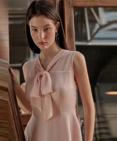 JULIY&CALLA(ジュリー&カラー)の「24SS カラー93 シークレットガーデン 袖なし ジュノ リボンタイ ワンピース ピンク(ワンピース・レディース・その他・MEDIUM)」の1枚目の写真