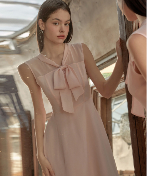 JULIY&CALLA(ジュリー&カラー)の「24SS カラー93 シークレットガーデン 袖なし ジュノ リボンタイ ワンピース ピンク(ワンピース・レディース・その他・MEDIUM)」の2枚目の写真
