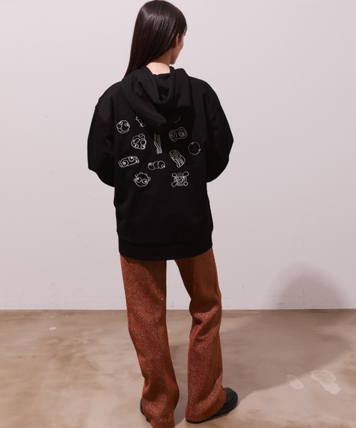 Lipoy(リポイ)の「ニンジンくん lovely バック刺繍入り オーバーサイズ ユニセックス フーディー(パーカー・レディース・グレー/ブラック・M/L)」の12枚目の写真