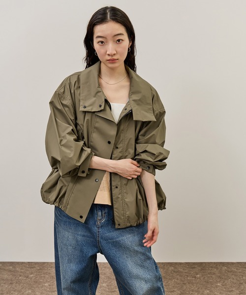 ADAM ET ROPE'（アダムエロペ）の「ファンクションドロストブルゾン/撥水（ナイロンジャケット・レディース・カーキ/ブラック・38/36）」の2枚目の写真