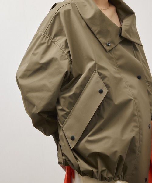 ADAM ET ROPE'（アダムエロペ）の「ファンクションドロストブルゾン/撥水（ナイロンジャケット・レディース・カーキ/ブラック・38/36）」の17枚目の写真