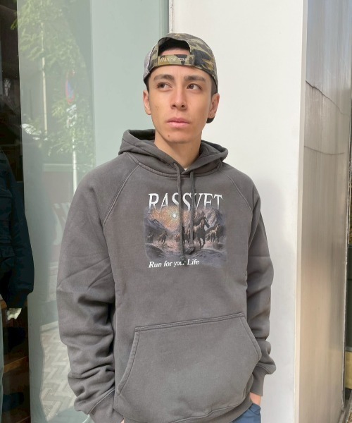 RASSVET / PACCBET(ラスベート)の「RASSVET/ラスべート RASS HORSES H(パーカー・メンズ・ホワイト・M/S/L)」の1枚目の写真