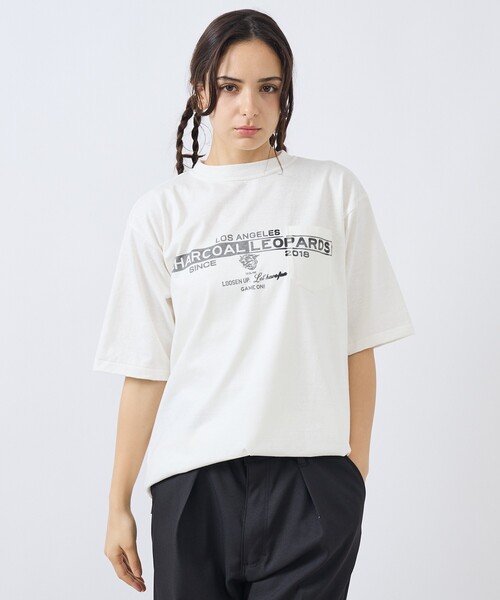 AMERICANA(アメリカーナ)の「【Americana(アメリカーナ)× ORIGINAL Charcoal(オリジナル チャコール)】 Leopards Print T/プリント」Tシャツ/ユニセックス(Tシャツ/カットソー・メンズ・ホワイト/ネイビー・M/L)」の2枚目の写真