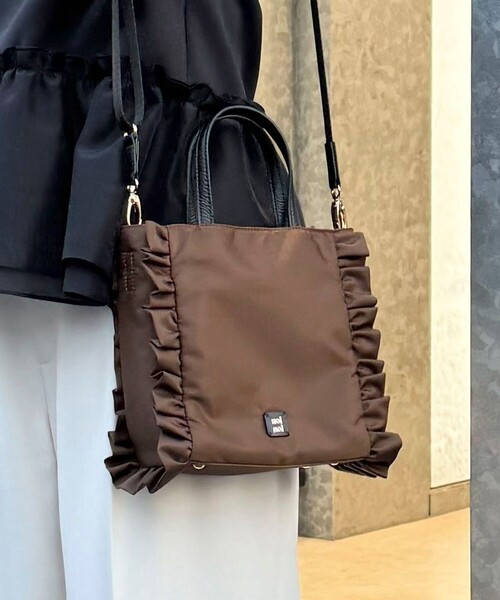 NOLLEY’S（ノーリーズ）の「【nolnol/ノルノル】ナイロンフリルミニトートバッグ（ショルダーバッグ・レディース・ブラウン/ブラック・FREE）」の2枚目の写真