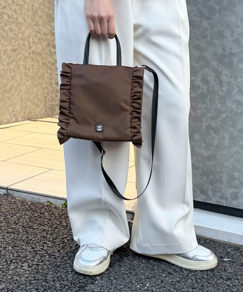 NOLLEY’S（ノーリーズ）の「【nolnol/ノルノル】ナイロンフリルミニトートバッグ（ショルダーバッグ・レディース・ブラウン/ブラック・FREE）」の4枚目の写真