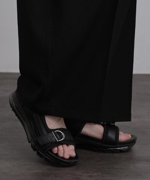 tk.TAKEO KIKUCHI（ティーケータケオキクチ）の「クリアソールダブルベルトサンダル（サンダル・メンズ・オフホワイト/ブラック・75/65/55）」の2枚目の写真