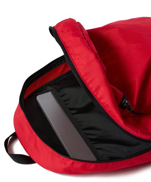 UNDER ARMOUR(アンダーアーマー)の「UAライトデー バックパック(ライフスタイル/メンズ/レディース)(バックパック/リュック・レディース・レッド・ONESIZE)」の2枚目の写真