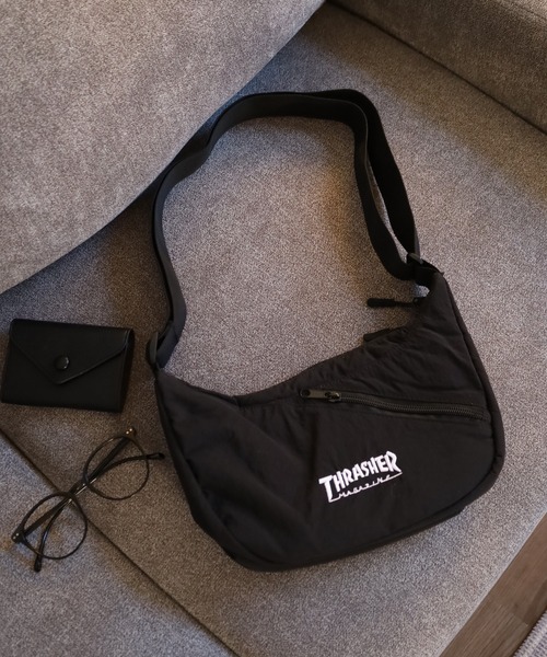 THRASHER(スラッシャー)の「THRASHER BACKSLASH SHOULDER ショルダーバッグ(ショルダーバッグ・メンズ・ブラック×ホワイト/ブラック系・FREE)」の1枚目の写真