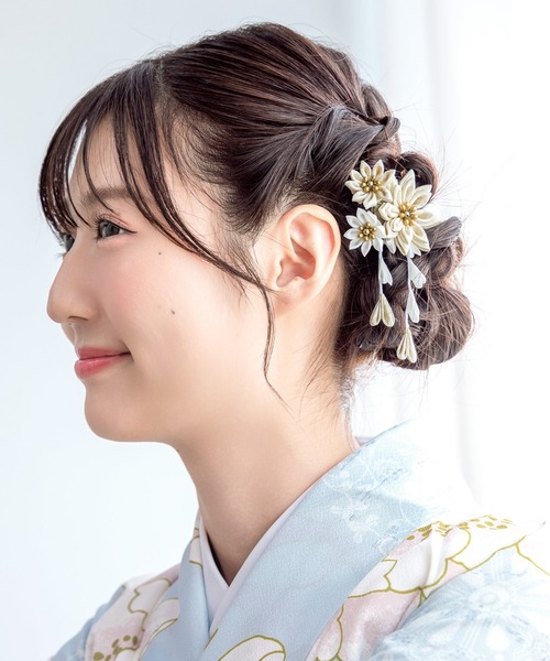 SOUBIEN(ソウビエン)の「手のひらサイズのつまみ細工髪飾り(和装小物・レディース・ピーコックグリーン系/モーブ系/ブラウン系/スモークピンク/クリーム/レッド系・FREE)」の2枚目の写真