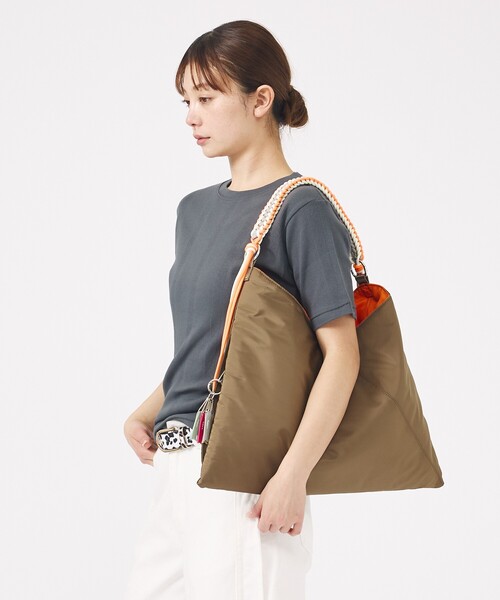 Cheek(チーク)の「【cheek/チーク】ネオンハンドルトライアングルショルダー/C26002/ワンショルダーバッグ/ユニセックス【WEB限定】(ショルダーバッグ・レディース・キャメル/グレー/ブラック・フリー)」の21枚目の写真