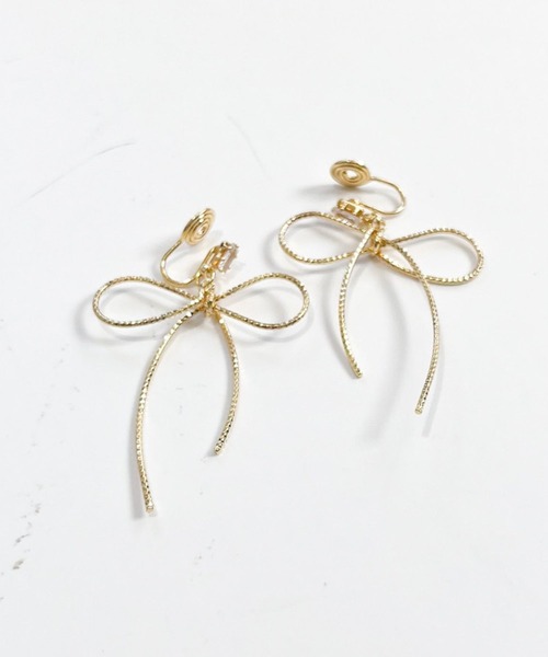 yu-ka(ユーカ)の「YU-KA:リボンデザインイヤリング Ribbon design earrings(イヤリング・レディース・ゴールド・FREE)」の3枚目の写真