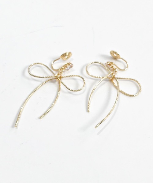yu-ka(ユーカ)の「YU-KA:リボンデザインイヤリング Ribbon design earrings(イヤリング・レディース・ゴールド・FREE)」の2枚目の写真