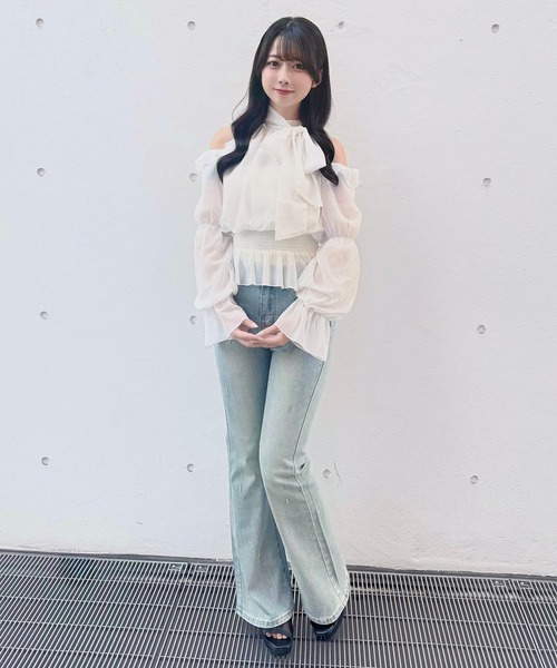 NOMAE(ノーマエ)の「ラインビジューフレアデニム(デニムパンツ・レディース・ブルー/ブラック・MEDIUM/SMALL)」の3枚目の写真