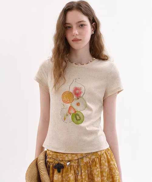 Fano Studios(ファノ ストゥディオズ)の「ラウンドネック フルーツモチーフ リブTシャツ FX26S116【Fano Studios】【2026SS】(Tシャツ/カットソー・レディース・ベージュ・S/M/L)」の3枚目の写真