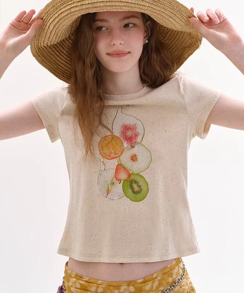 Fano Studios(ファノ ストゥディオズ)の「ラウンドネック フルーツモチーフ リブTシャツ FX26S116【Fano Studios】【2026SS】(Tシャツ/カットソー・レディース・ベージュ・S/M/L)」の7枚目の写真