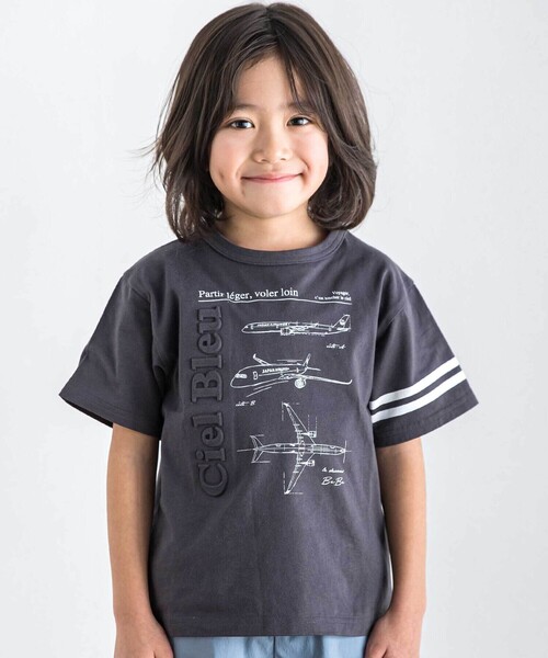 BeBe(ベベ)の「【JALコラボ】飛行機図面エンボス加工ロゴ半袖Tシャツ(Tシャツ/カットソー・キッズ・ブルー/ブラック・110cm/120cm/130cm/140cm)」の2枚目の写真