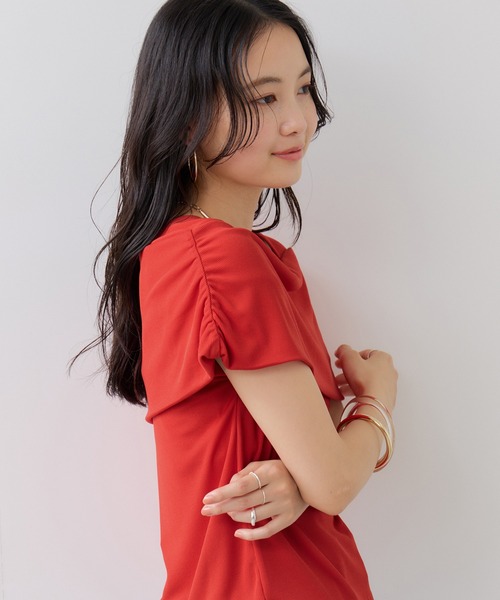 VIS(ビス)の「サイドギャザーオフショルダーカットソー/接触冷感(Tシャツ/カットソー・レディース・ダークブラウン/レッド/ライトグリーン/キナリ・FREE)」の4枚目の写真