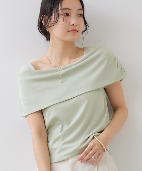 VIS(ビス)の「サイドギャザーオフショルダーカットソー/接触冷感(Tシャツ/カットソー・レディース・ダークブラウン/レッド/ライトグリーン/キナリ・FREE)」の3枚目の写真