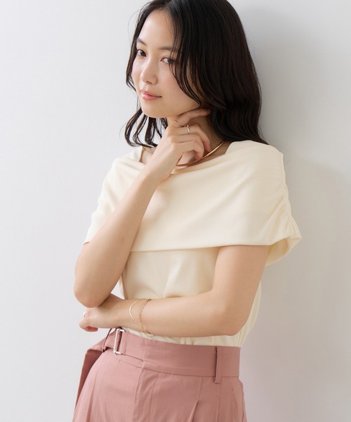 VIS(ビス)の「サイドギャザーオフショルダーカットソー/接触冷感(Tシャツ/カットソー・レディース・ダークブラウン/レッド/ライトグリーン/キナリ・FREE)」の7枚目の写真