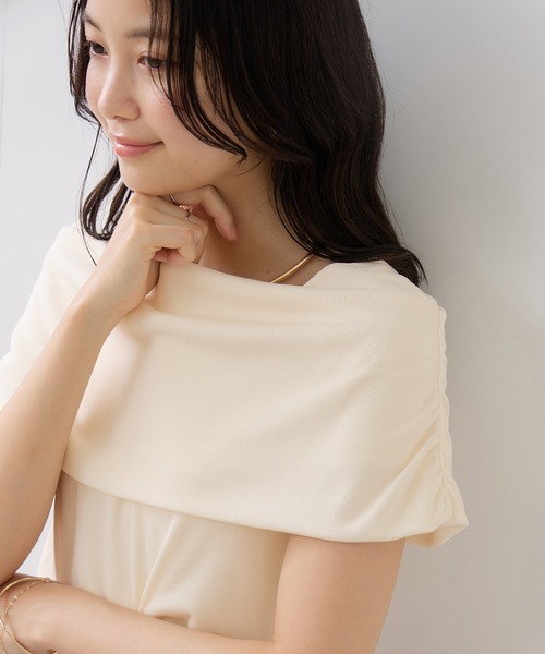 VIS(ビス)の「サイドギャザーオフショルダーカットソー/接触冷感(Tシャツ/カットソー・レディース・ダークブラウン/レッド/ライトグリーン/キナリ・FREE)」の5枚目の写真