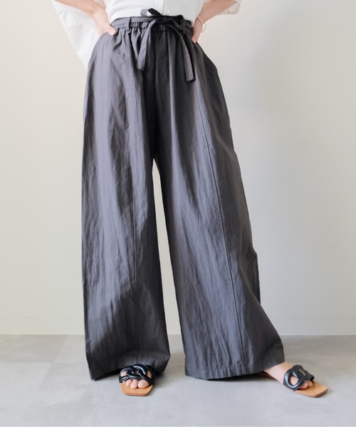 DOLLUPOOPS(ドールアップウップス)の「Easy Tuck Wide Pants(イージータックワイドパンツ)(その他パンツ・レディース・チャコール/オフホワイト・MEDIUM)」の2枚目の写真
