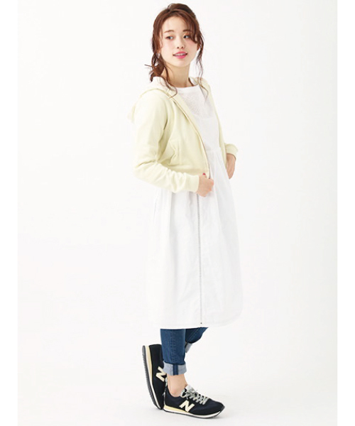 earth music&ecology(アースミュージックアンドエコロジー)の「【3/17放映!ヒルナンデス紹介】【2016Spring】フロント刺繍タックワンピース(ワンピース・レディース・アイボリー/ブラック/ホワイト/レッド・FREE)」の2枚目の写真